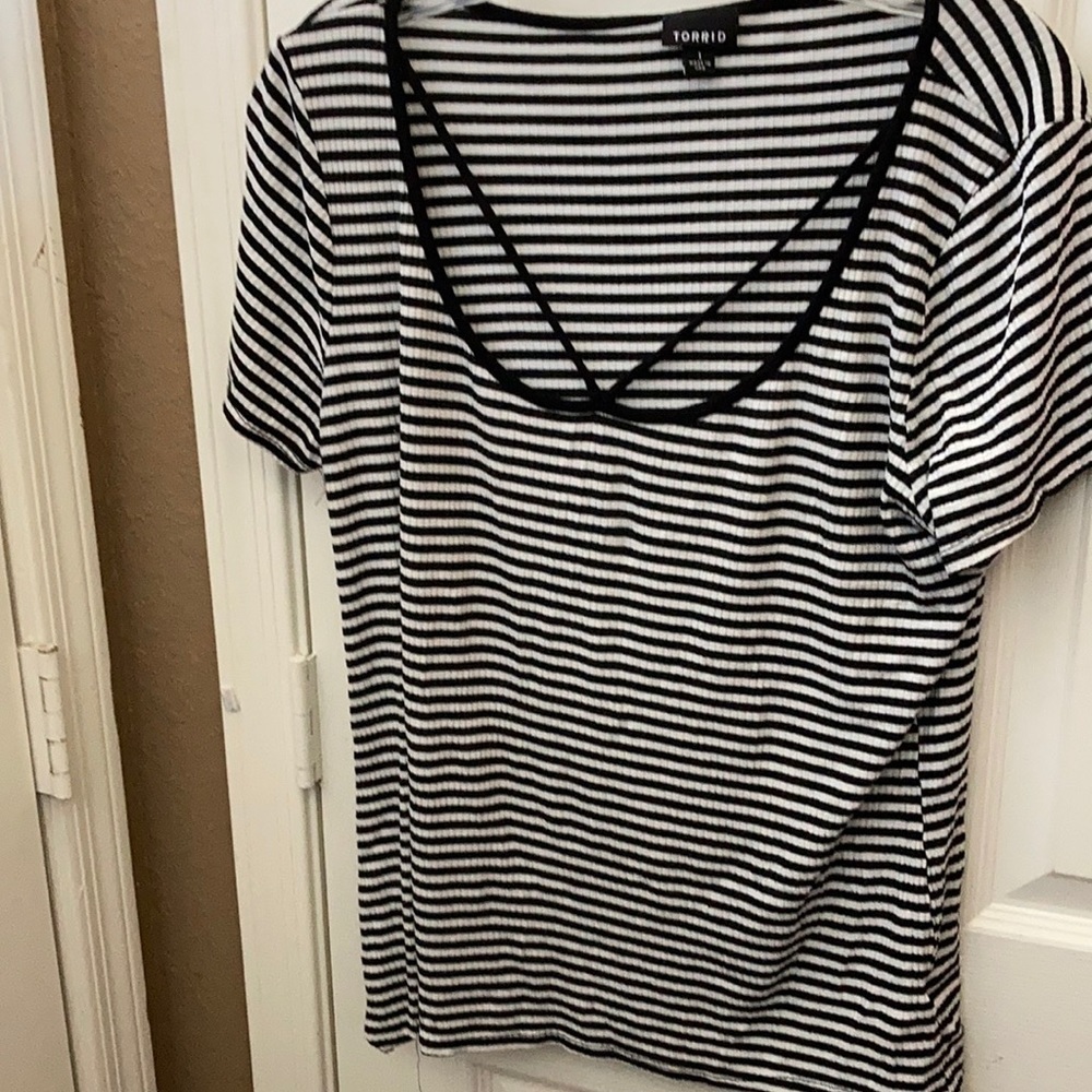 FINAL MARKDOWN Ladies torrid tee 1 1x